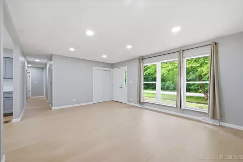 Living - 557 Willard Ave, Elgin, IL 60120 photo 4 of 6