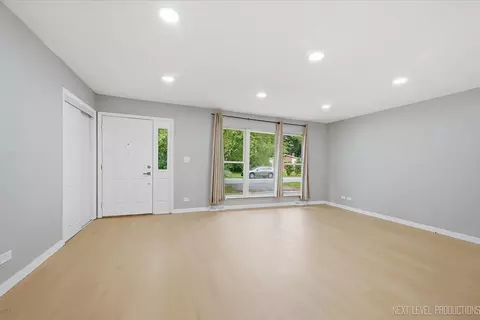 Living - 557 Willard Ave, Elgin, IL 60120 photo 2 of 6