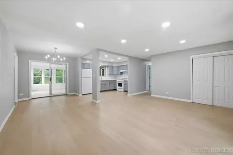 Living - 557 Willard Ave, Elgin, IL 60120 photo 3 of 6