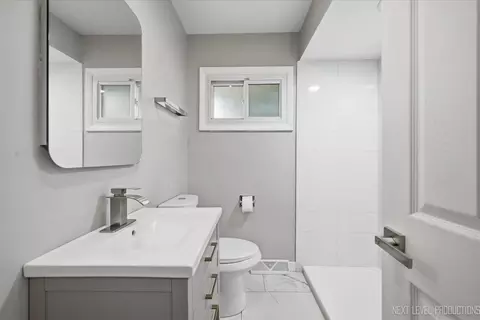 Bath - 557 Willard Ave, Elgin, IL 60120 photo 1 of 1
