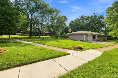 Exterior - 557 Willard Ave, Elgin, IL 60120 photo 3 of 5