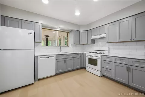 Kitchen - 557 Willard Ave, Elgin, IL 60120 photo 1 of 2