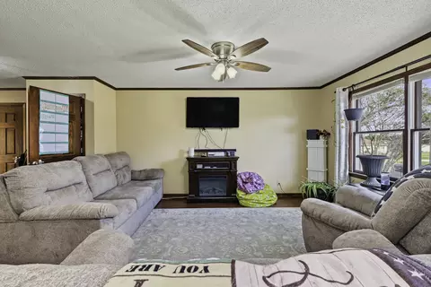 Living - 919 3rd Ave, Fulton, IL 61252 photo 2 of 3