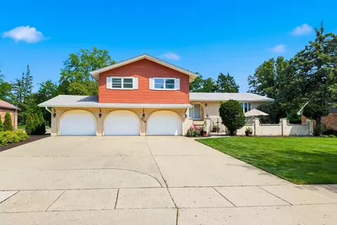 705 Ruskin Dr, Elk Grove Village, IL 60007