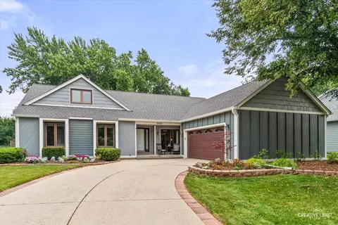 8409 Mending Wall Dr, Woodridge, IL 60517
