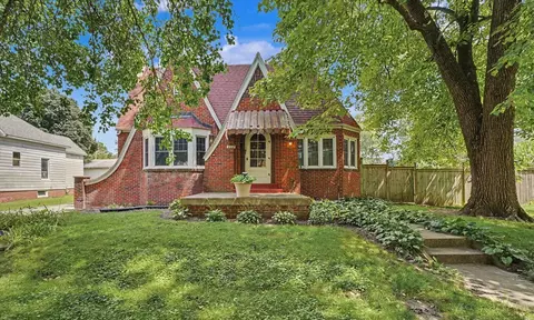 109 N Pine St, Villa Grove, IL 61956