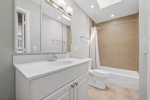 Bath - 416 Glendale Rd, Glenview, IL 60025 photo 1 of 2