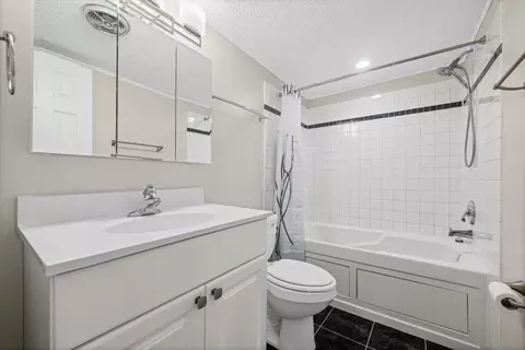 Bath - 416 Glendale Rd, Glenview, IL 60025 photo 2 of 2