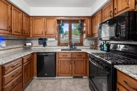 Kitchen - 3333 35th Ave, Moline, IL 61265 photo 3 of 4
