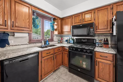 Kitchen - 3333 35th Ave, Moline, IL 61265 photo 4 of 4