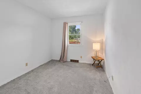 Bedroom - 3333 35th Ave, Moline, IL 61265 photo 9 of 11