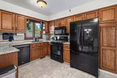 Kitchen - 3333 35th Ave, Moline, IL 61265 photo 2 of 4