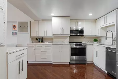 Kitchen - 175 E Delaware Pl #6206, Chicago, IL 60611 photo 3 of 4