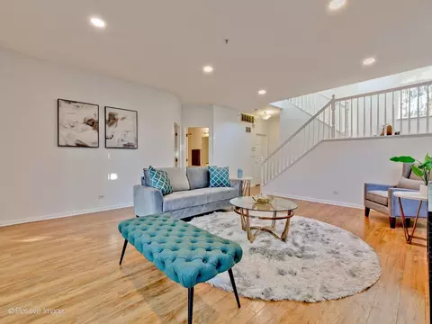 Living - 121 Commons Ct, Wheeling, IL 60090 photo 10 of 15