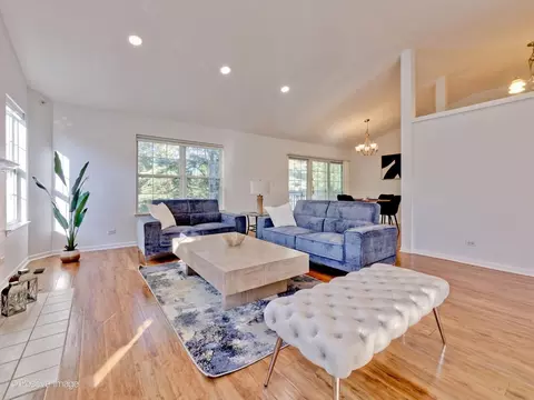 Living - 121 Commons Ct, Wheeling, IL 60090 photo 5 of 15