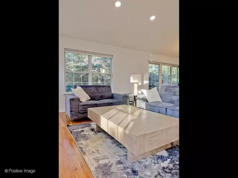 Living - 121 Commons Ct, Wheeling, IL 60090 photo 11 of 15
