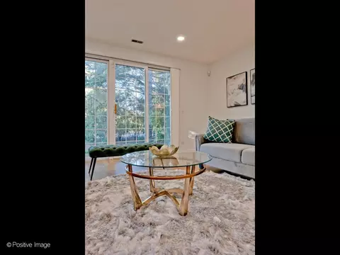 Living - 121 Commons Ct, Wheeling, IL 60090 photo 14 of 15