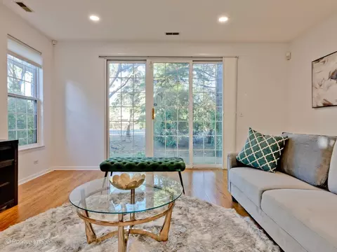 Living - 121 Commons Ct, Wheeling, IL 60090 photo 13 of 15