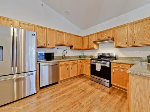 Kitchen - 121 Commons Ct, Wheeling, IL 60090 photo 2 of 3
