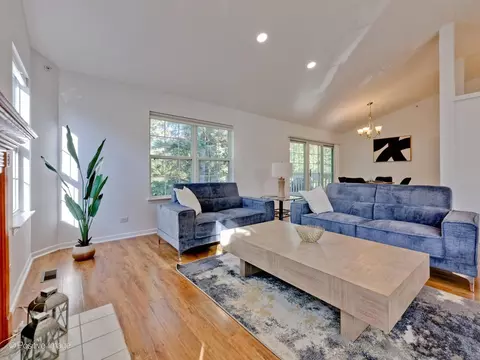 Living - 121 Commons Ct, Wheeling, IL 60090 photo 6 of 15