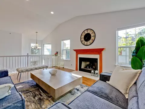 Living - 121 Commons Ct, Wheeling, IL 60090 photo 3 of 15