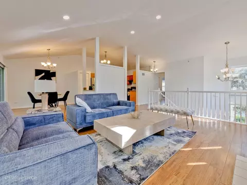 Living - 121 Commons Ct, Wheeling, IL 60090 photo 7 of 15