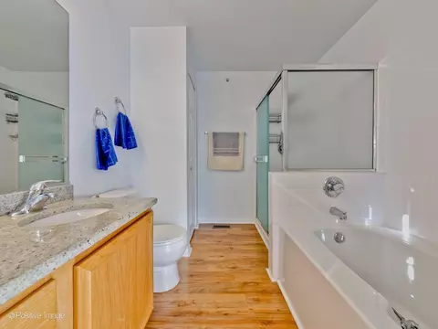 Bath - 121 Commons Ct, Wheeling, IL 60090 photo 3 of 4