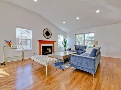 Living - 121 Commons Ct, Wheeling, IL 60090 photo 1 of 15