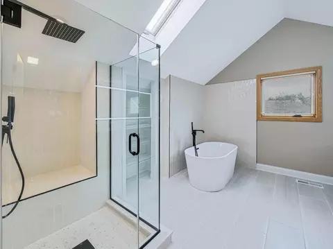 Bath - 640 Downey St, Hoffman Estates, IL 60169 photo 4 of 7