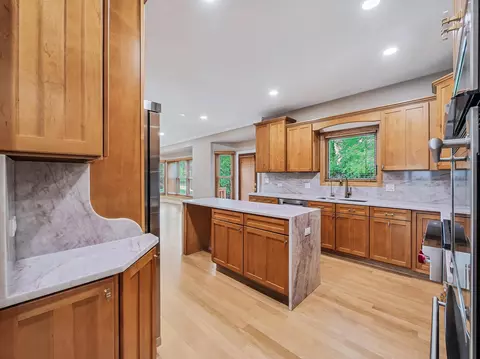 Kitchen - 640 Downey St, Hoffman Estates, IL 60169 photo 3 of 4