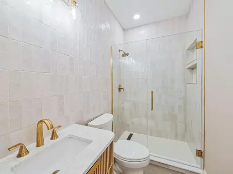 Bath - 640 Downey St, Hoffman Estates, IL 60169 photo 1 of 7