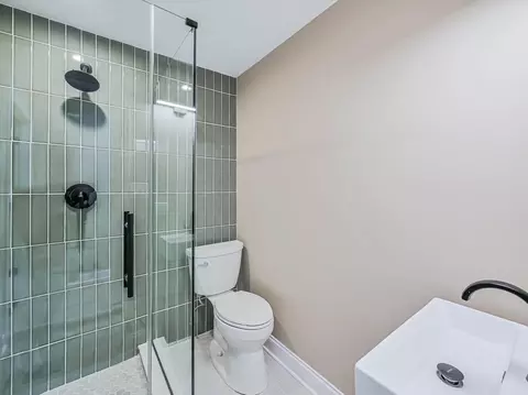 Bath - 640 Downey St, Hoffman Estates, IL 60169 photo 2 of 7