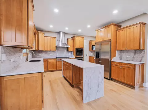 Kitchen - 640 Downey St, Hoffman Estates, IL 60169 photo 2 of 4