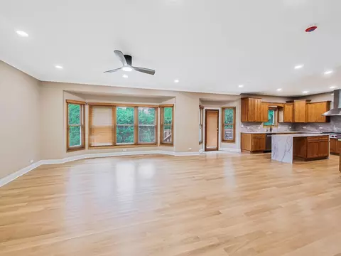 Living - 640 Downey St, Hoffman Estates, IL 60169 photo 3 of 9