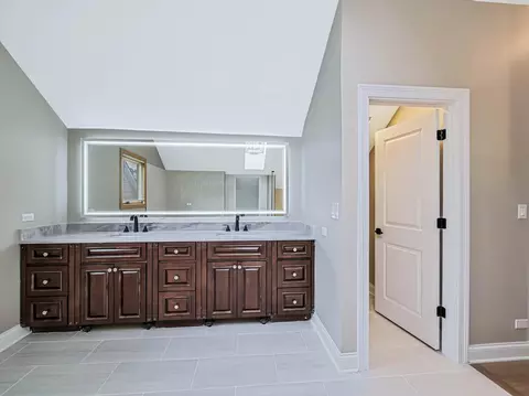 Bath - 640 Downey St, Hoffman Estates, IL 60169 photo 5 of 7