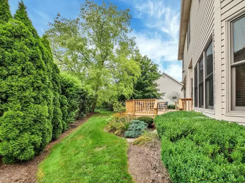 Exterior - 640 Downey St, Hoffman Estates, IL 60169 photo 10 of 11