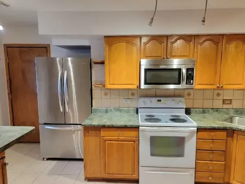 Kitchen - 9709 Bianco Ter #E, Des Plaines, IL 60016 photo 1 of 3
