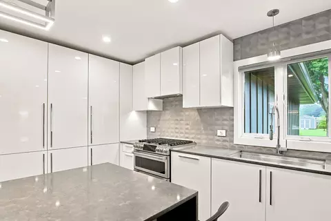 Kitchen - 9 S580 Clarendon Hills Rd, Willowbrook, IL 60527 photo 6 of 13