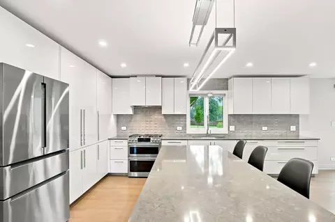 Kitchen - 9 S580 Clarendon Hills Rd, Willowbrook, IL 60527 photo 2 of 13