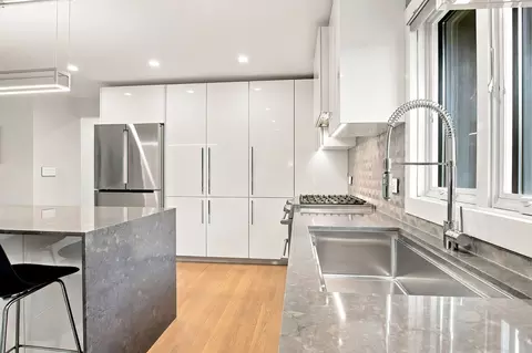 Kitchen - 9 S580 Clarendon Hills Rd, Willowbrook, IL 60527 photo 9 of 13