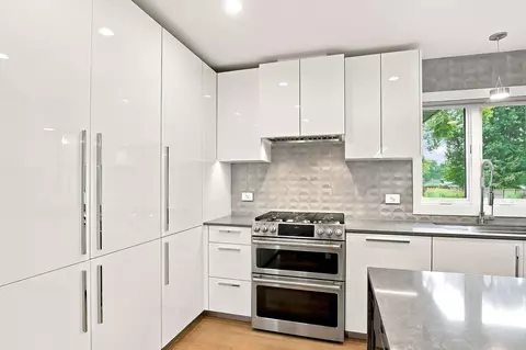 Kitchen - 9 S580 Clarendon Hills Rd, Willowbrook, IL 60527 photo 3 of 13