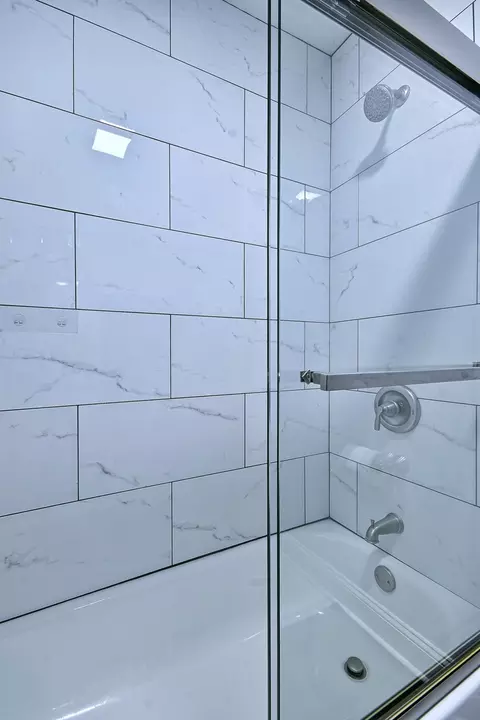 Bath - 129 Springleaf Dr, Bolingbrook, IL 60440 photo 2 of 3