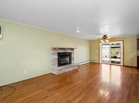 Living - 185 N Lynn Ct, Kankakee, IL 60901 photo 4 of 6