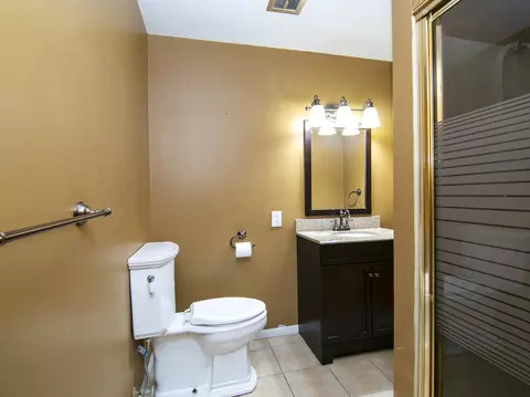 Bath - 185 N Lynn Ct, Kankakee, IL 60901 photo 2 of 3