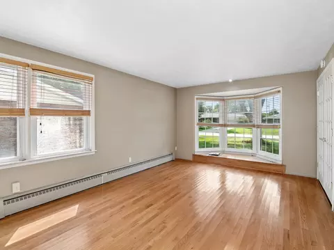 Living - 185 N Lynn Ct, Kankakee, IL 60901 photo 2 of 6