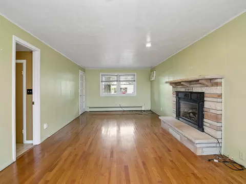 Living - 185 N Lynn Ct, Kankakee, IL 60901 photo 5 of 6