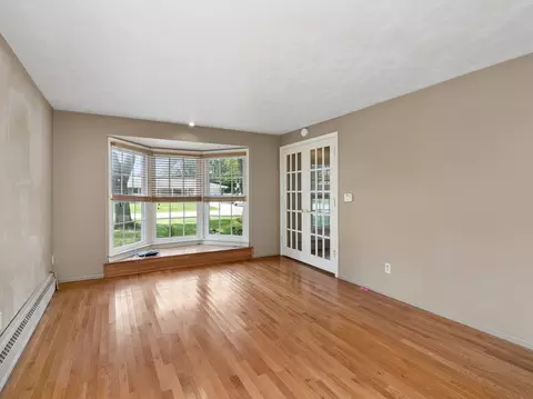 Living - 185 N Lynn Ct, Kankakee, IL 60901 photo 3 of 6