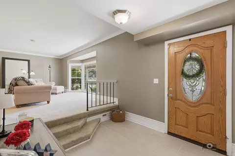 Entry Way - 619 E Bauer Rd, Naperville, IL 60563 photo 1 of 2