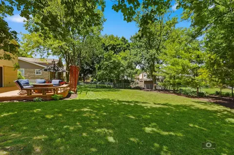 Exterior - 619 E Bauer Rd, Naperville, IL 60563 photo 9 of 10
