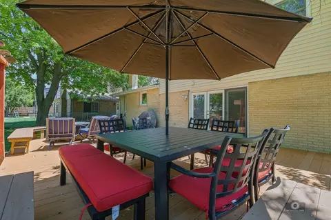Exterior - 619 E Bauer Rd, Naperville, IL 60563 photo 6 of 10